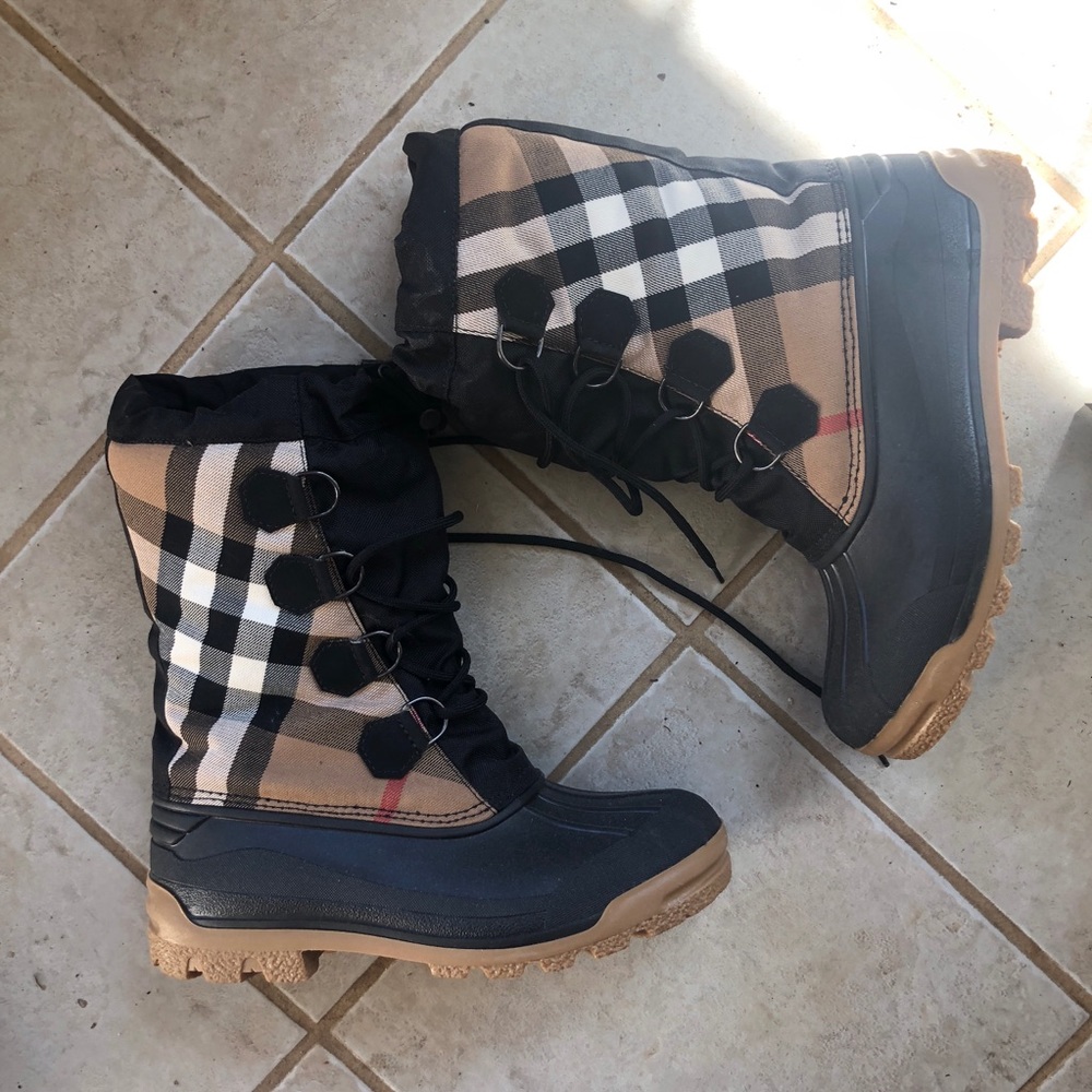 BURBERRY SNOW BOOTS NWOT